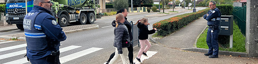 Patrouilles devant les écoles